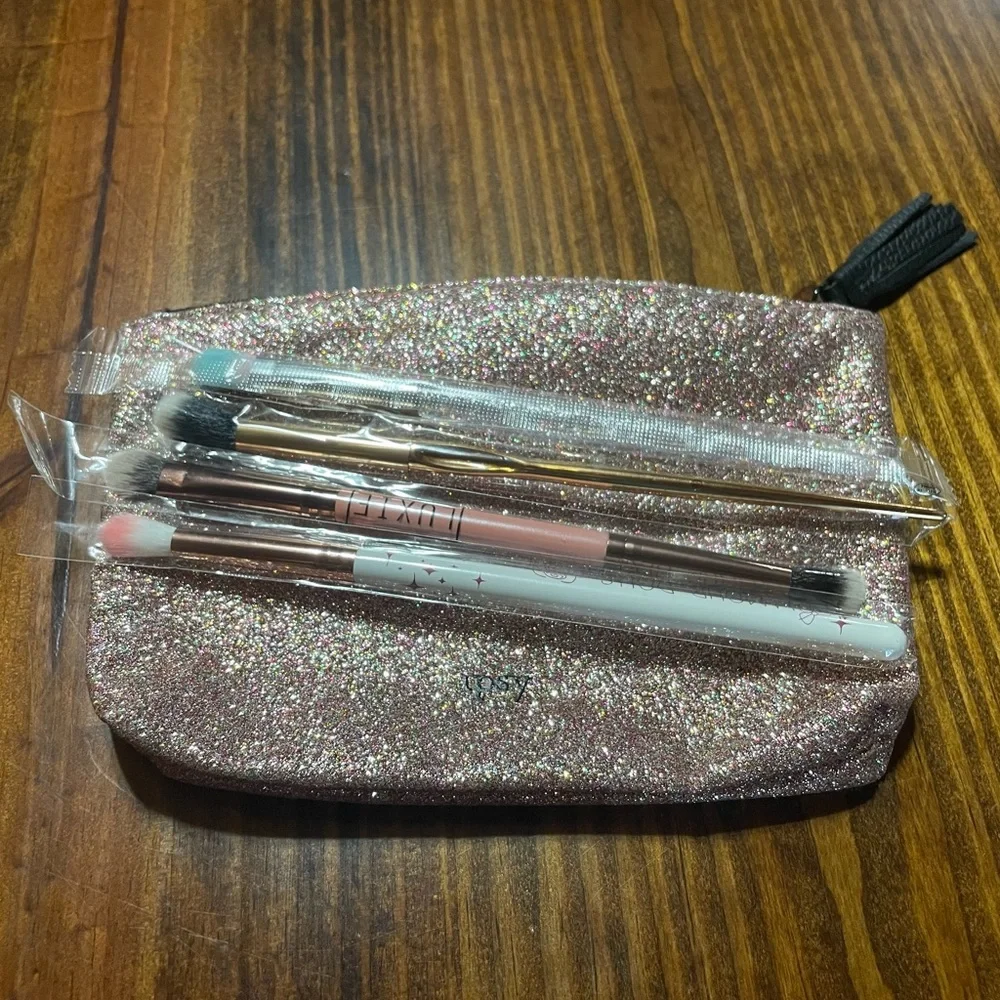 NIP Glam Ipsy Bag with brushes
